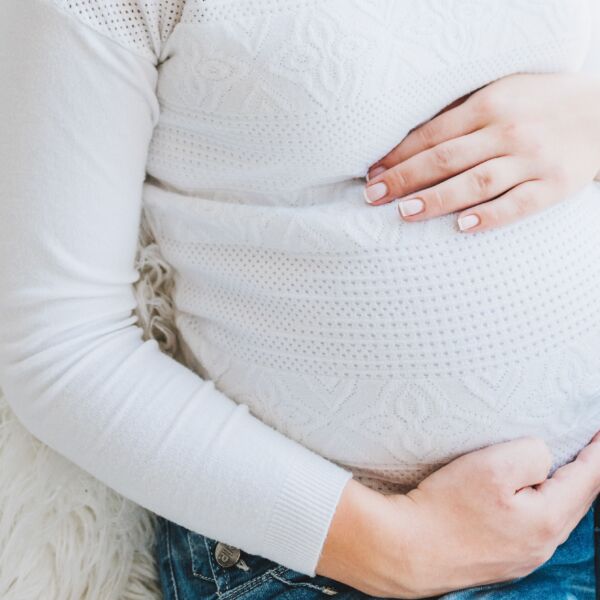 Schwangere Frau, die ihren Bauch hält