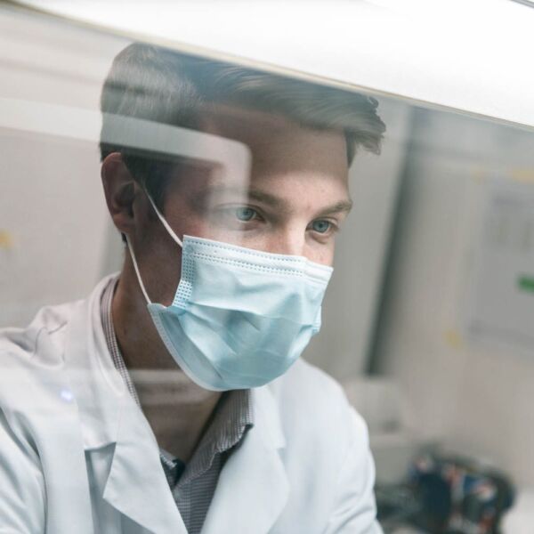 Illustrationsbild: Mann arbeitet in Labor