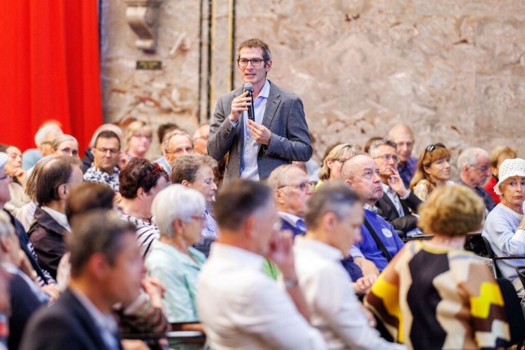 Matthias Guckenberger hält Referat in der Menge