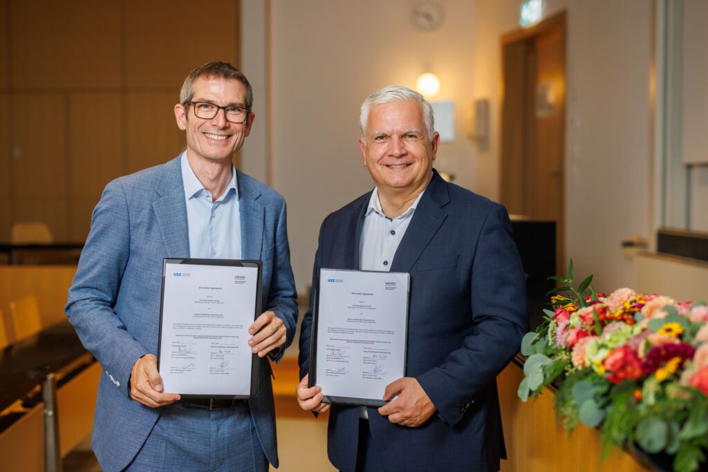 Prof. Matthias Guckenberger (links), Klinikdirektor der Klinik für Radio-Onkologie des USZ und Dr. Arthur Kaindl (rechts), Leiter von Varian