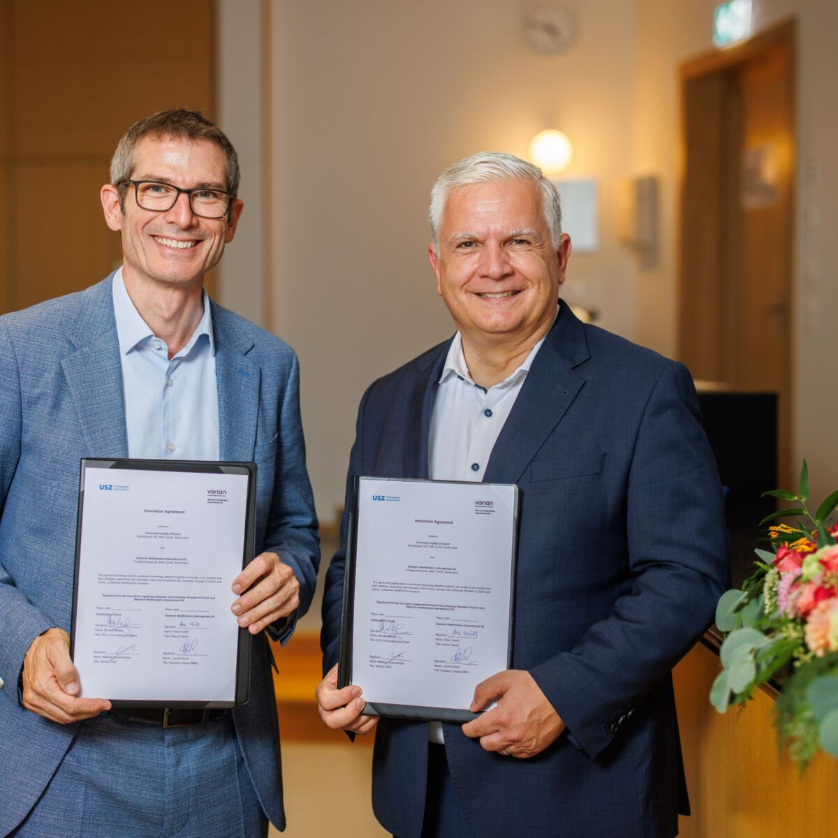 Prof. Matthias Guckenberger (links), Klinikdirektor der Klinik für Radio-Onkologie des USZ und Dr. Arthur Kaindl (rechts), Leiter von Varian