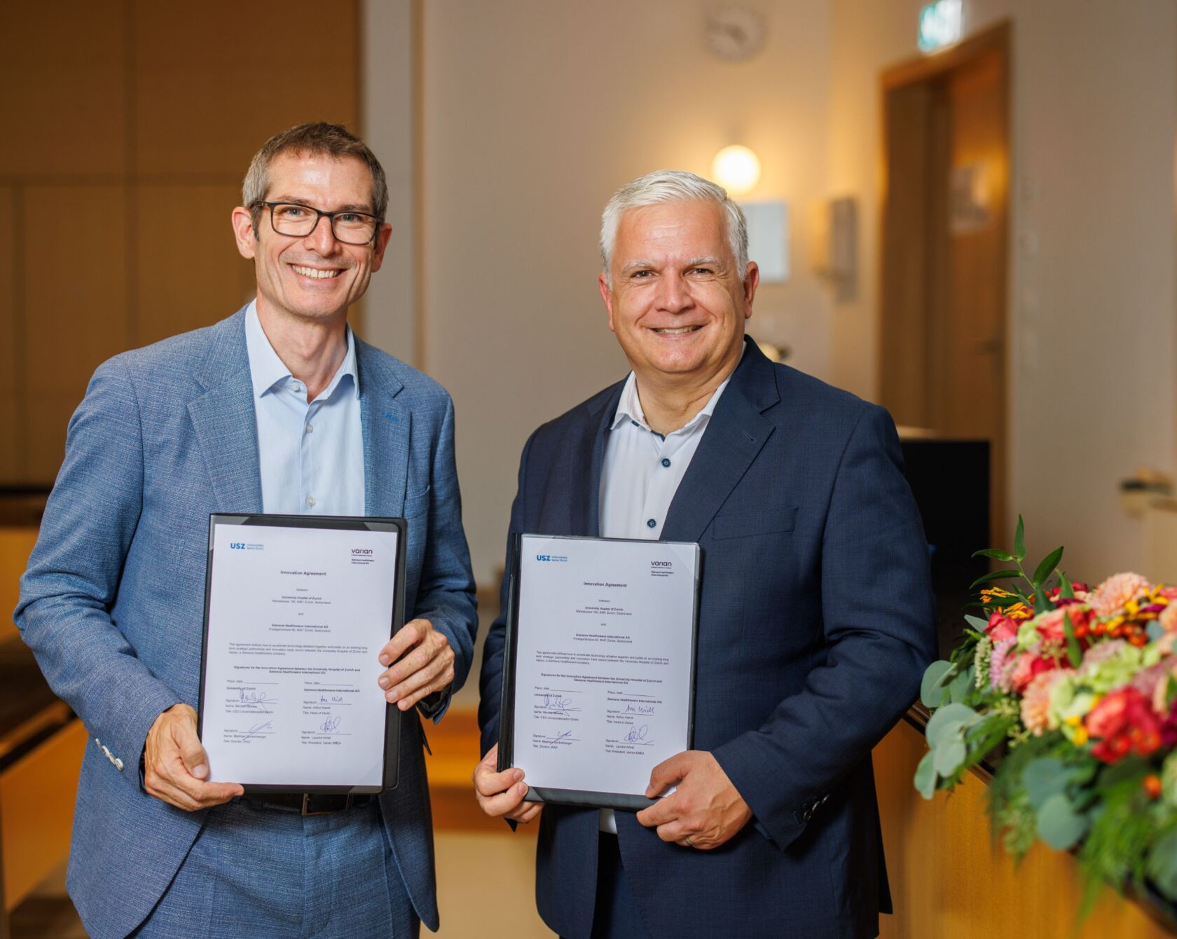 Prof. Matthias Guckenberger (links), Klinikdirektor der Klinik für Radio-Onkologie des USZ und Dr. Arthur Kaindl (rechts), Leiter von Varian