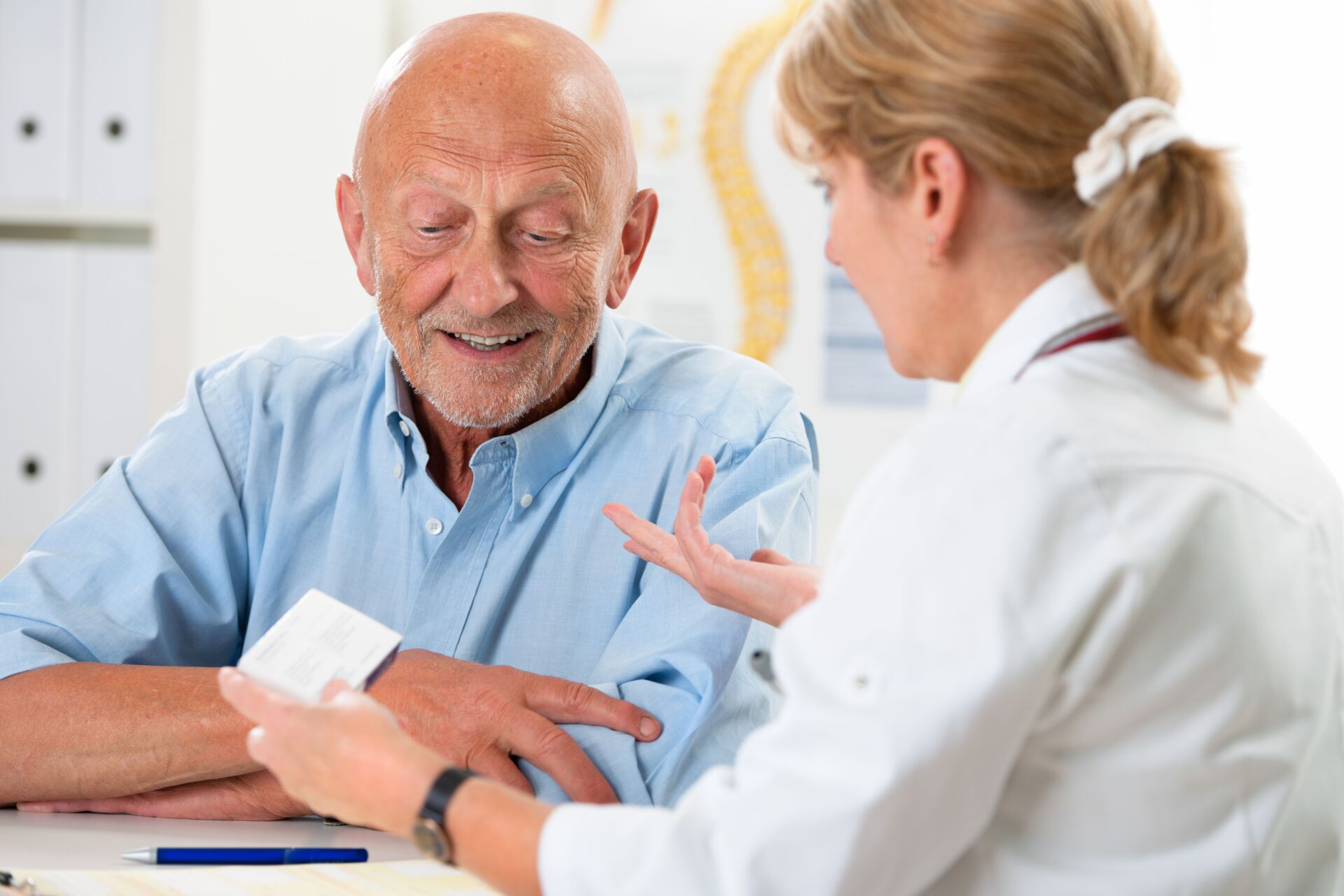 Ärztin spricht mit Patient