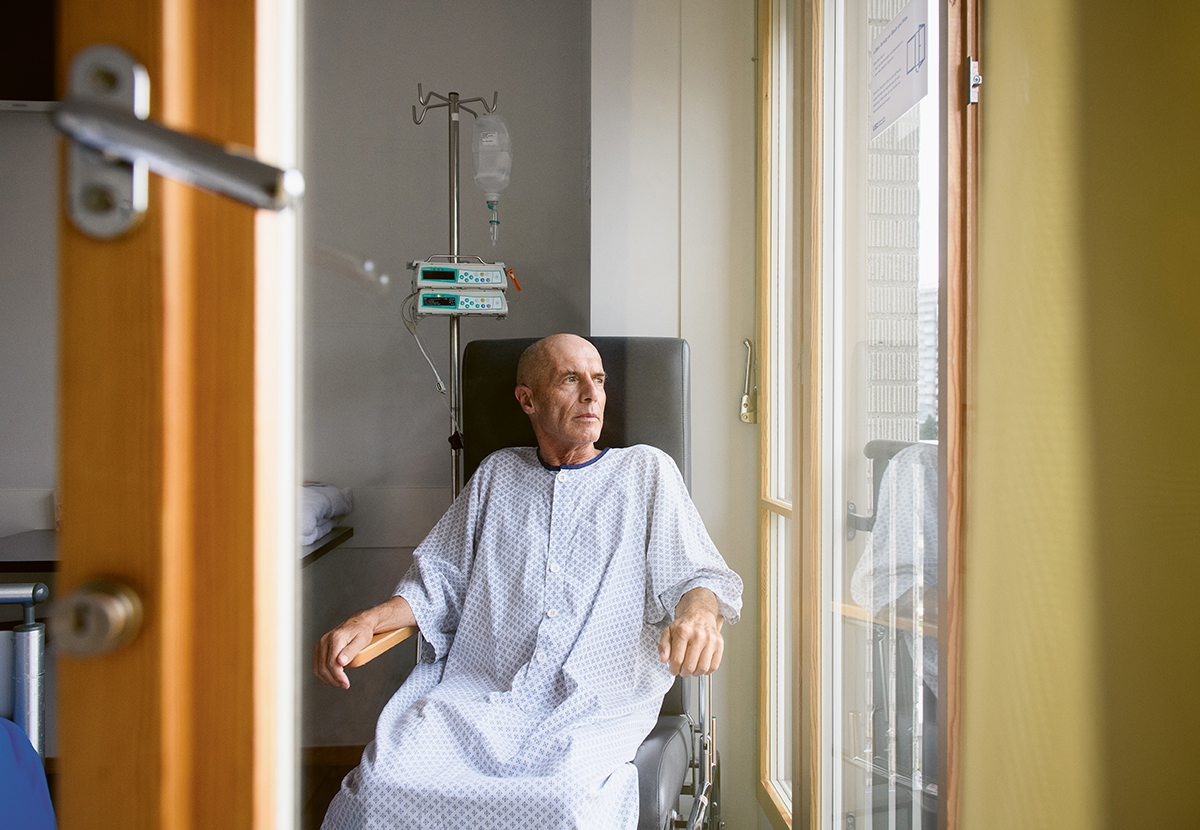 Patient sitzt nach OP am Fenster