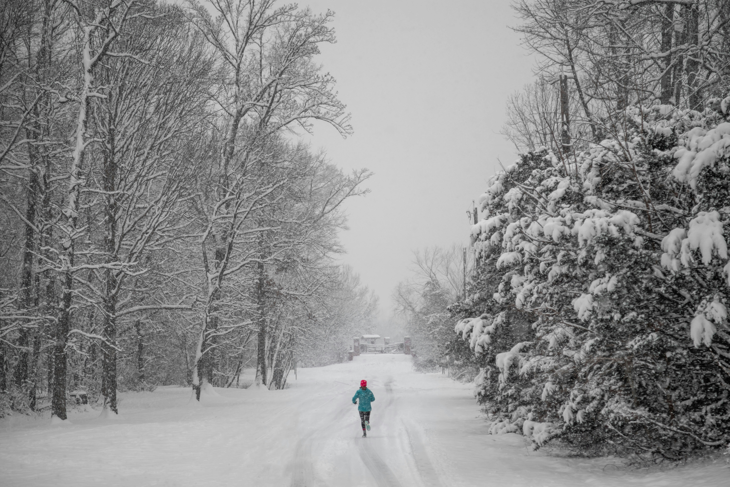 Sportler joggt in verschneiter Winterlandschaft