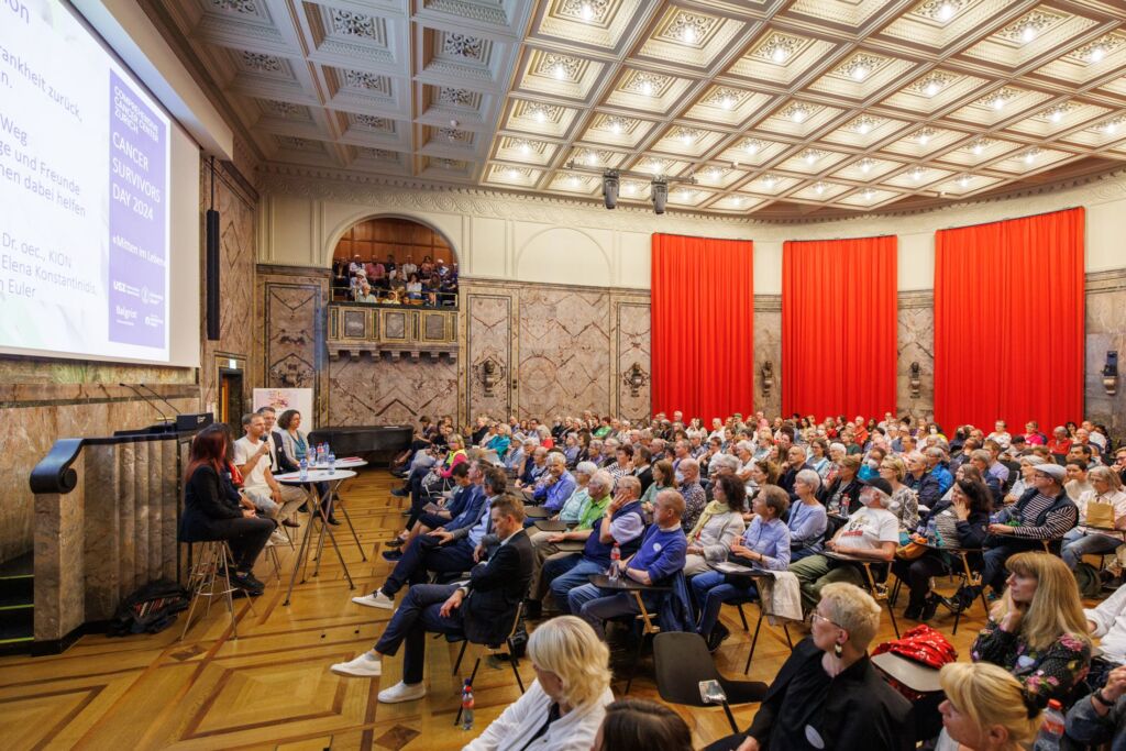 Saal mit Zuschauern am Cancer Survivors Day